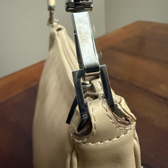 Gucci Cream Shoulder Bag with Bamboo Handle - Picture 4 of 15